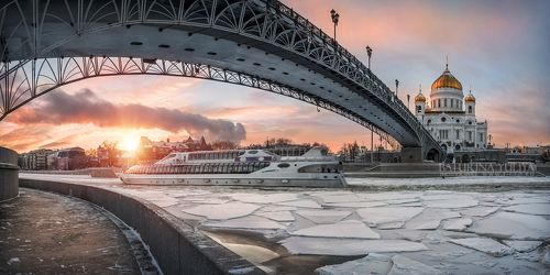 Выгнулся кошечкой мост
