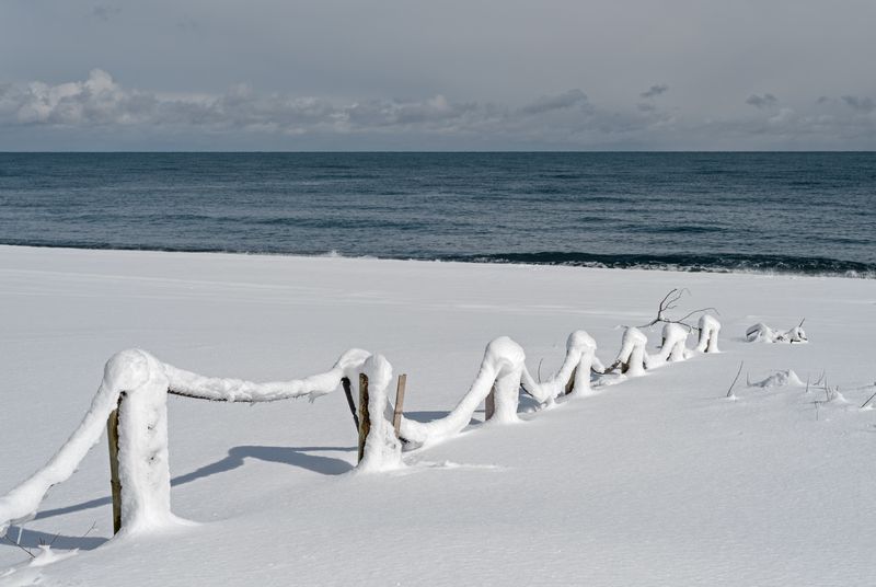 море, снег, канат, берег, горизонт, небо Замело субтропики фото превью