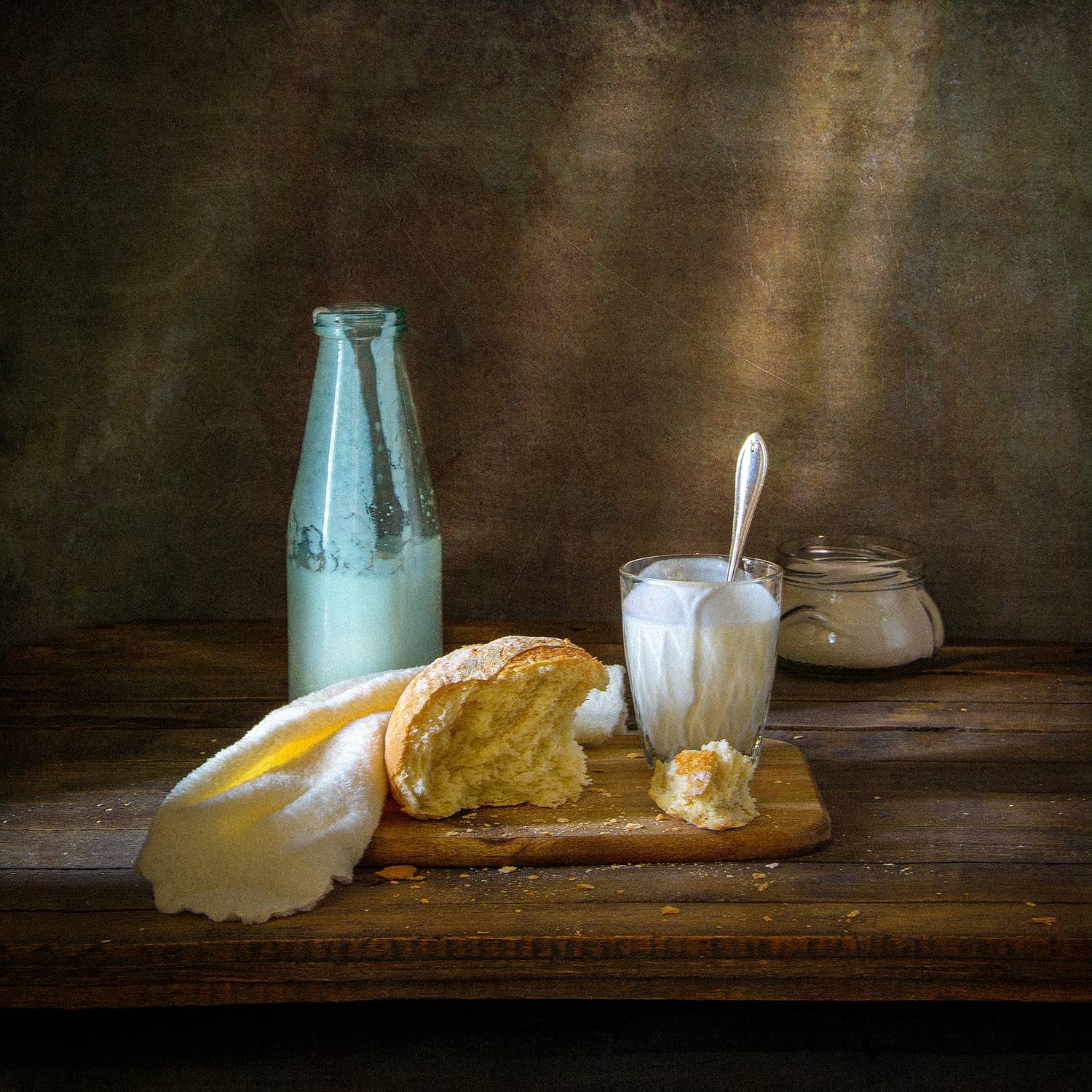 кефир, бутылка, стакан, банка, сахарный песок, булка разделочная доска, Алексей Бычков