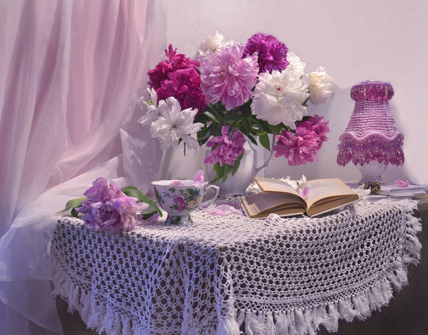 still life, натюрморт, цветы, фото натюрморт, лето, июнь,  фарфор, пионы, лампа, книга, чашка, Колова Валентина
