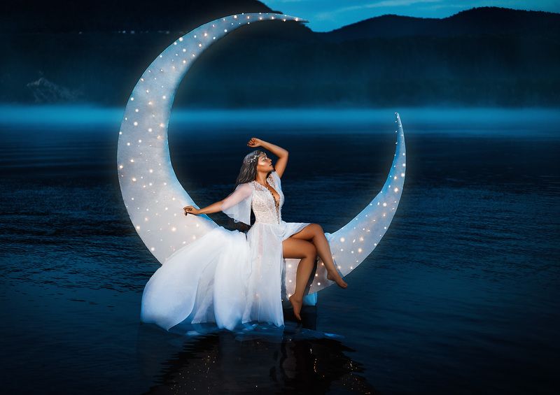 Lady of the Moon фото превью