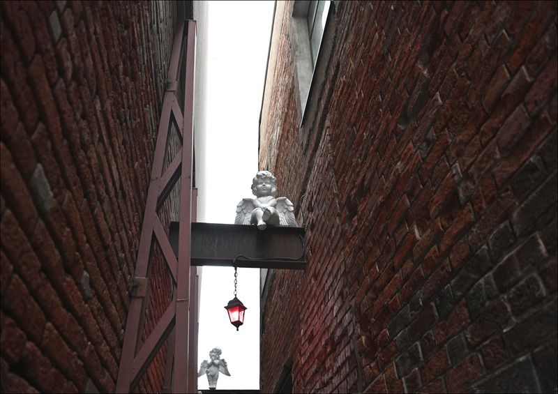 Красный фонарь фото превью