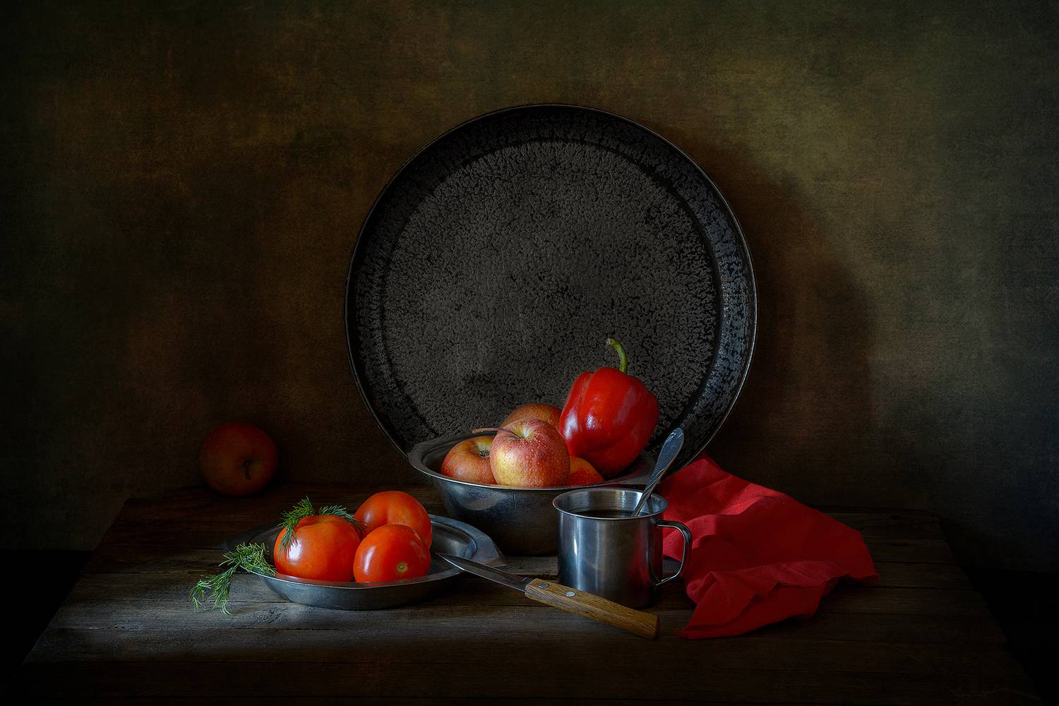 помидоры, яблоки, перец сладкий, тарелки, кружка, чайная ложка, сковорода, Алексей Бычков