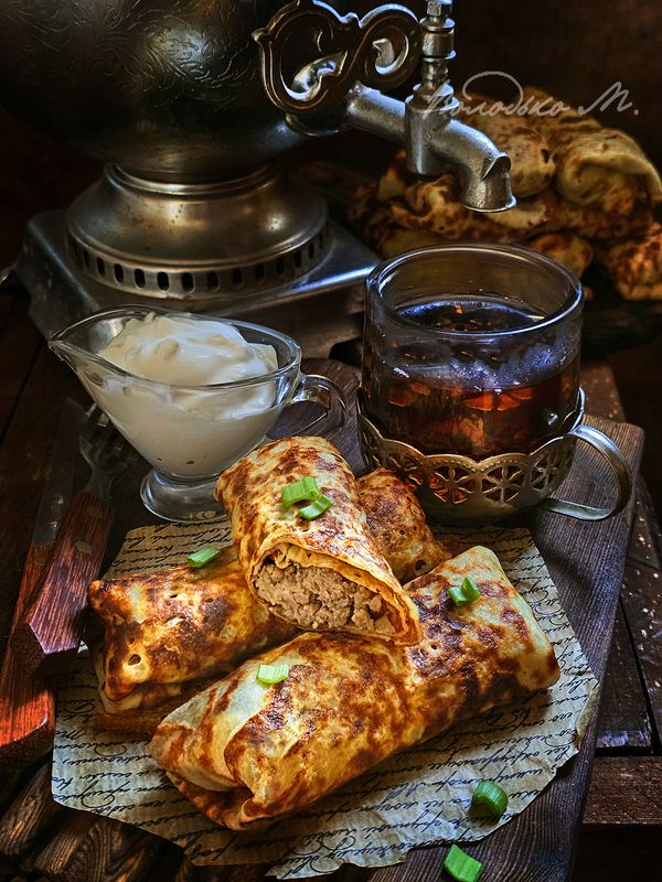 Блины с мясом, сметаной и горячим чаем фото превью