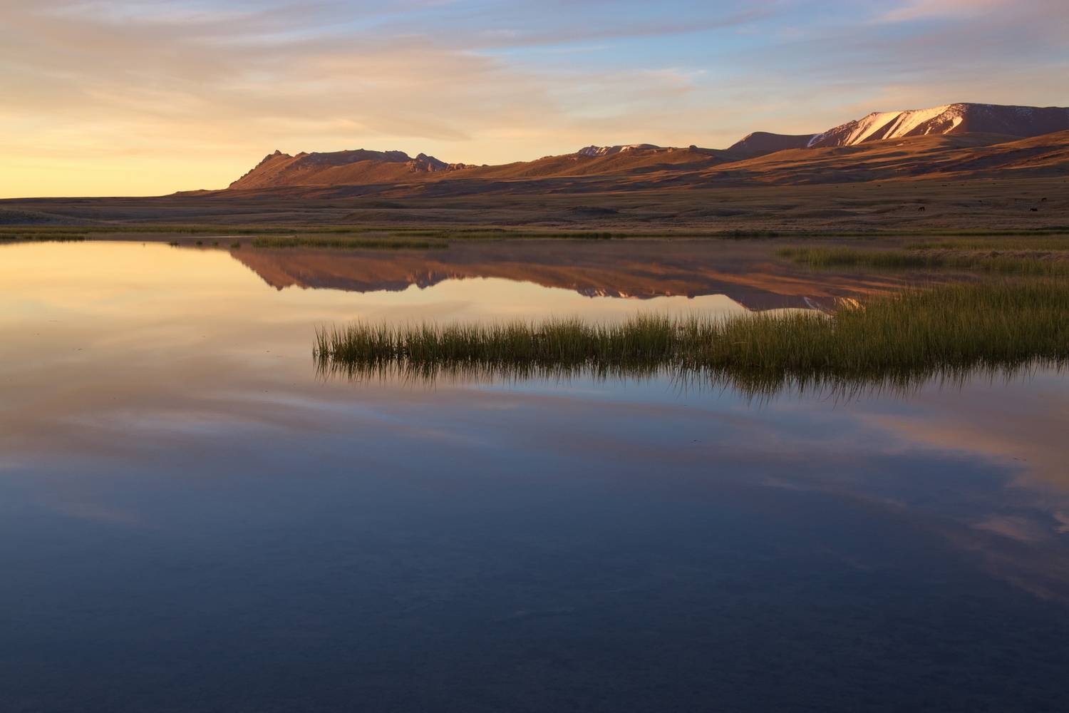 горы озеро пейзаж облака отражение утро весна, Мурзинов Виктор