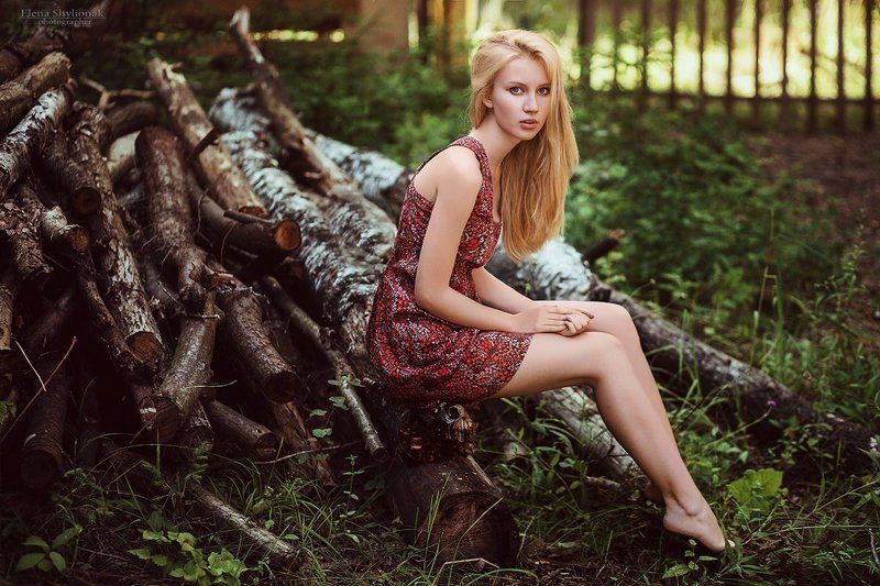 девушка, бревна, село, ретро, деревенский стиль, солнце *** фото превью