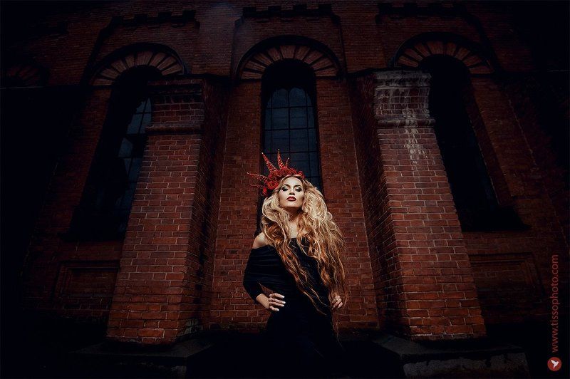 Портрет, девушка, украшения, корона, красота, лицо, цветы, розы, стены *** фото превью