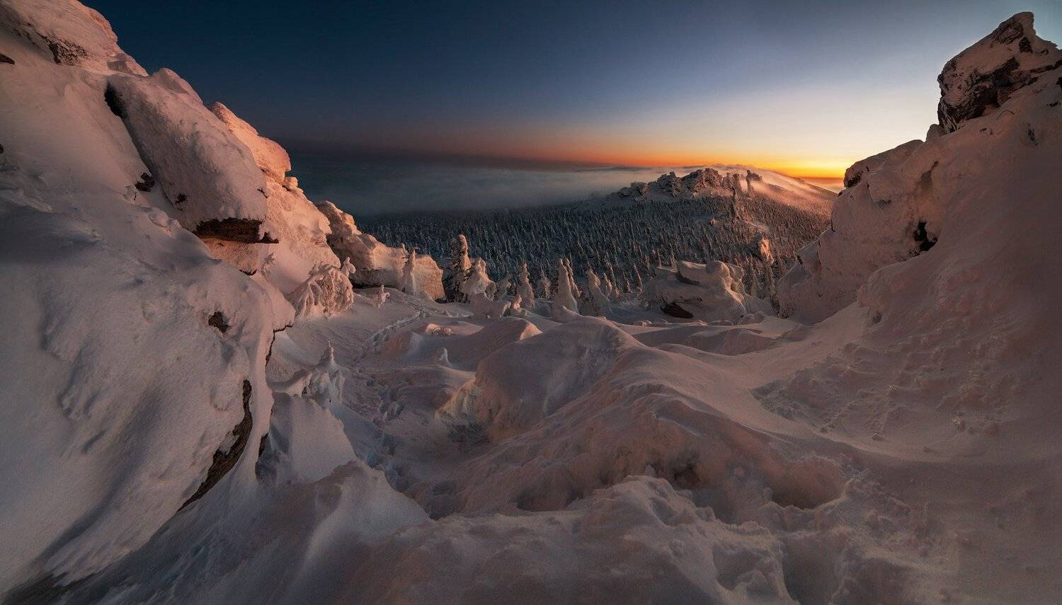 пейзаж,закат,горы,россия,туман,снег,облака,перспектива,следы,зима,панорама,14мм,свет,отражение,landscape,sunset,russia,forrest,stones, Виталий Истомин
