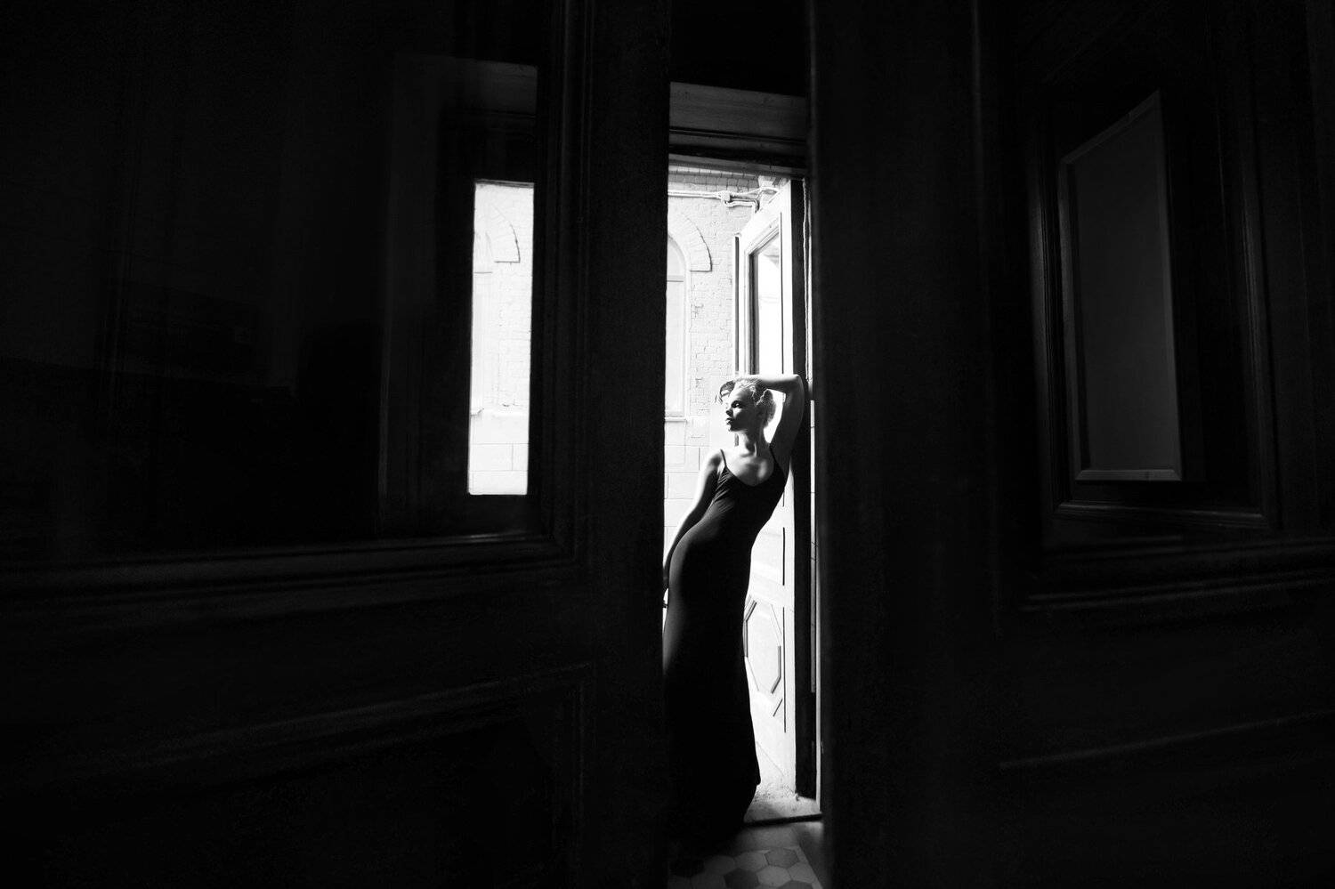 девушка, вечер, в дверях, двери, сумерки, утро, здание, широкий угол,girl, evening, doors, door, dusk, morning, building, wide angle, Александра Маркварт