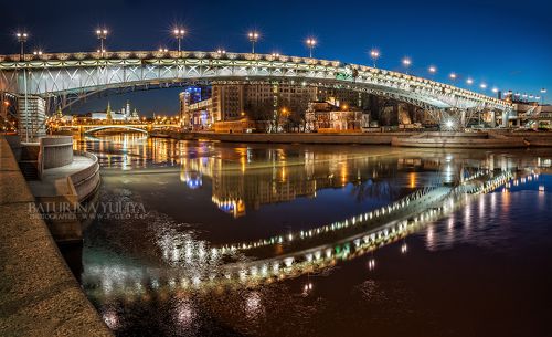 Жемчужные объятия Патриаршего моста