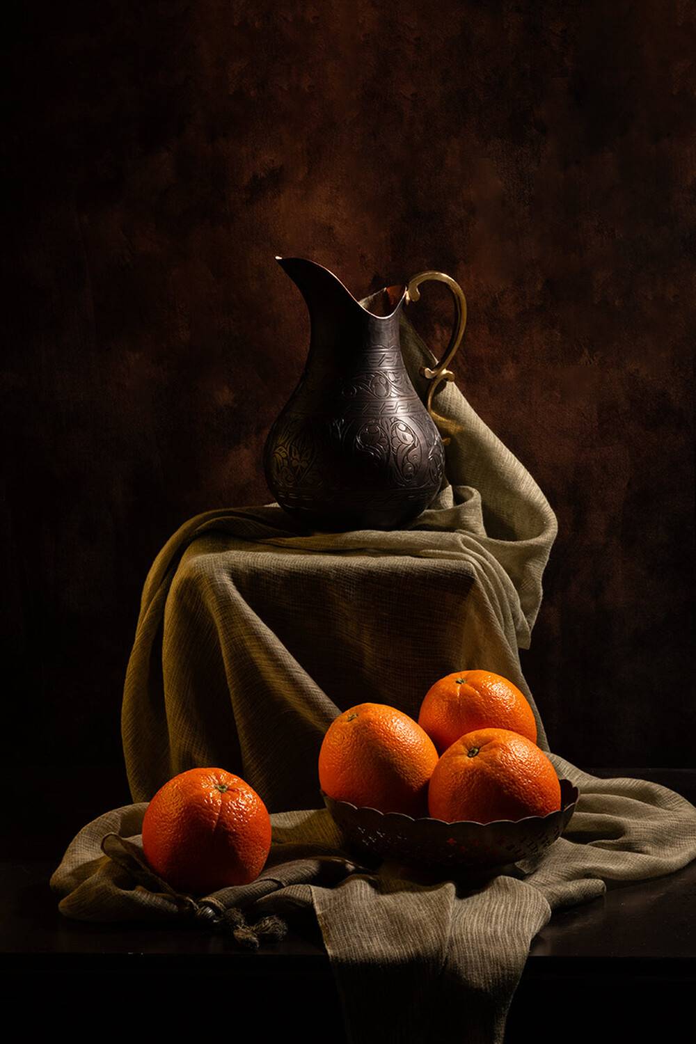 Кувшин, драпировка и апельсины., Рут