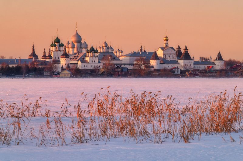 ростов великий, ярославская область, россия, храм, церковь, православие, монастырь, зима, вечер, закат, озеро неро, кремль Камыш и кремль фото превью
