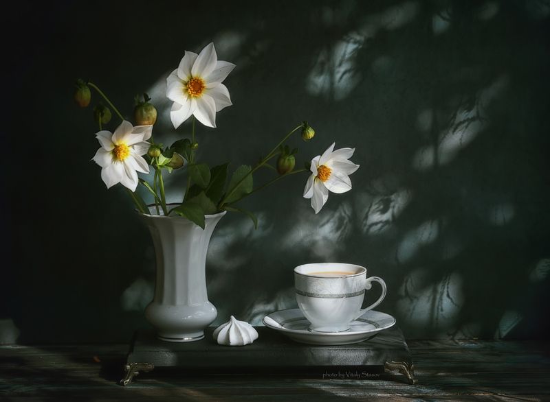 Георгины и кофе с молоком фото превью