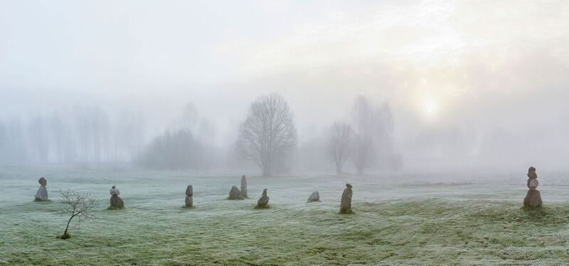 Foggy sun in the rock garden фото превью