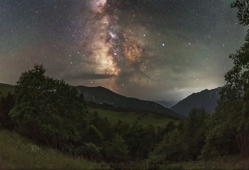 астрофото, астрофотография, ночь, астрономия, астропейзаж, кавказ, млечный путь, звезды, ночное небо, night, nightphotography, stars, milkyway, longexposure Архыз сияет за ущельем фото превью