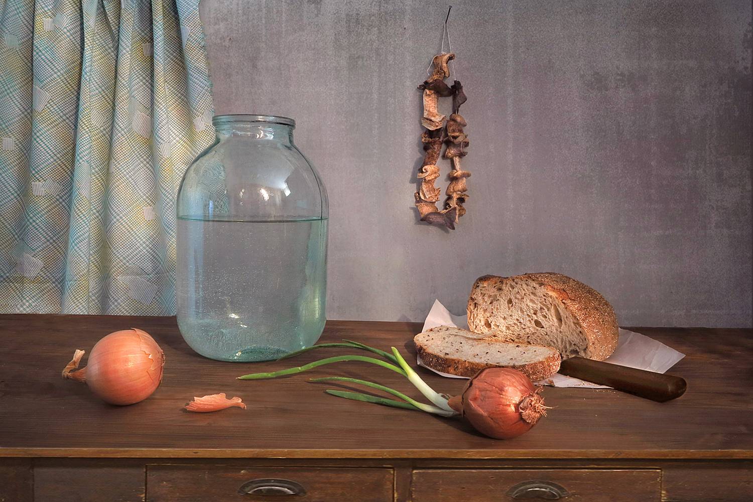 натюрморт,лук,вода,хлеб,занавеска,нож,бумага,грибы сушеные, Алла Шевченко