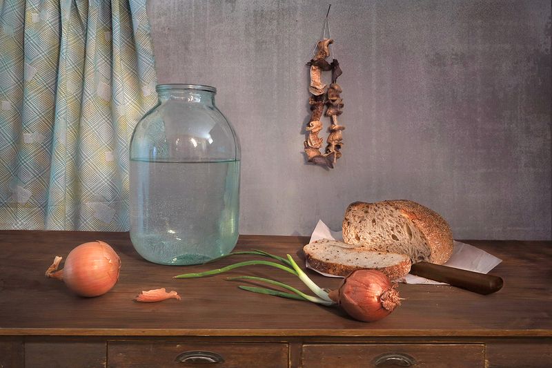 натюрморт,лук,вода,хлеб,занавеска,нож,бумага,грибы сушеные Первый день Великого поста фото превью