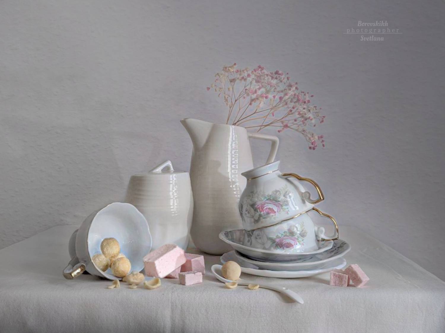 натюрморт,  белый_натюрморт, высокий_ключ, белоенабелом, white_on_white, ваза, цветы, чайные истории, светлый ключ, прованс, фото у окне, весна, фото на телефон, Боровских Светлана