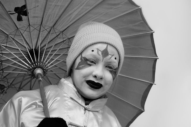 уличный портрет, люди, праздник в городе, зонтики, артисты Зонтики фото превью