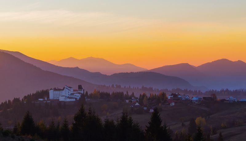 горы, пейзаж, осень, вечер, деревня Разноцветные горы фото превью