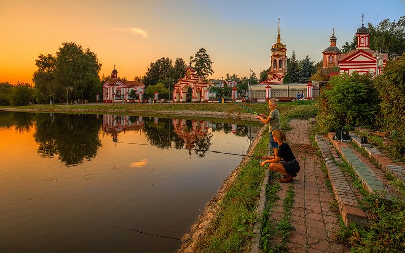москва, вечер, дети, рыбалка, усадьба, храм, пруд Рыбачки фото превью