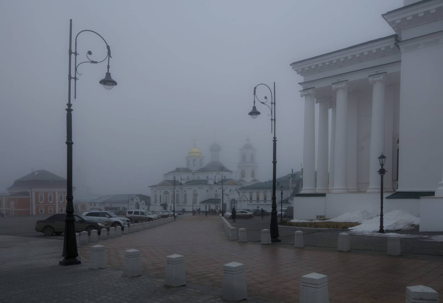 площадь фонари храмы снег, Вера Петри