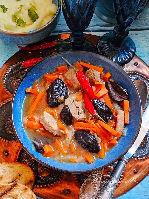 Свинина тушеная с черносливом фото превью