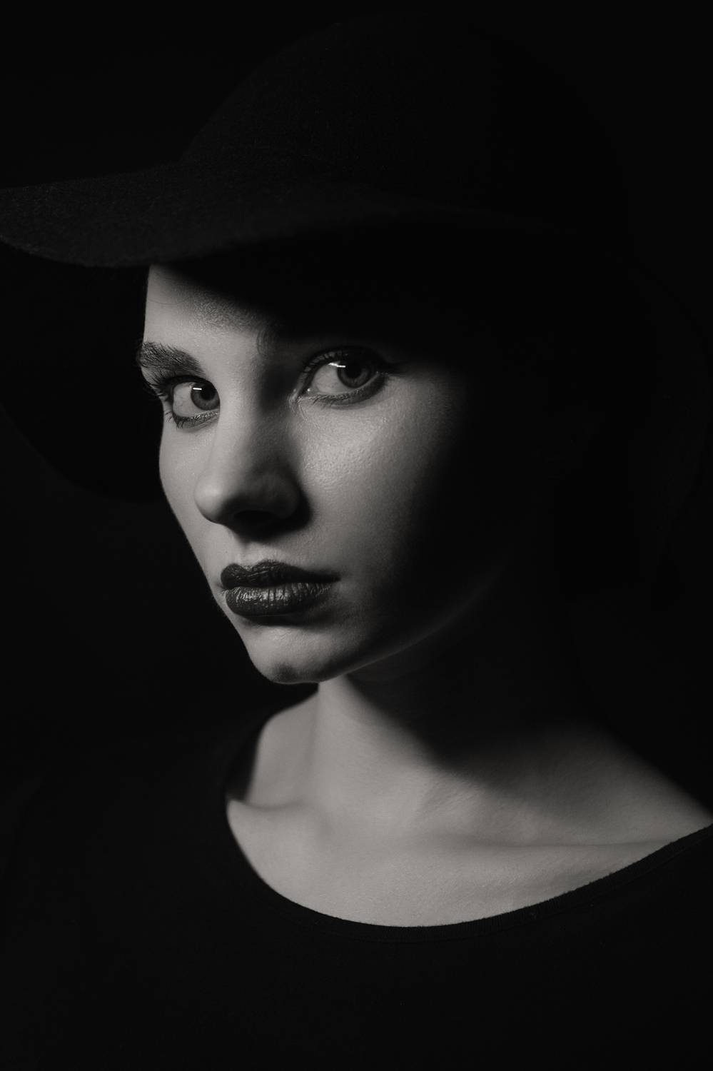 молодая девушка, студия , шляпа , черно белое, Алексей Плешков