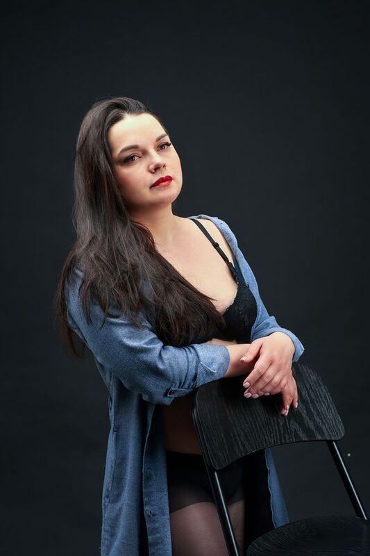 Beautiful girl in the studio фото превью