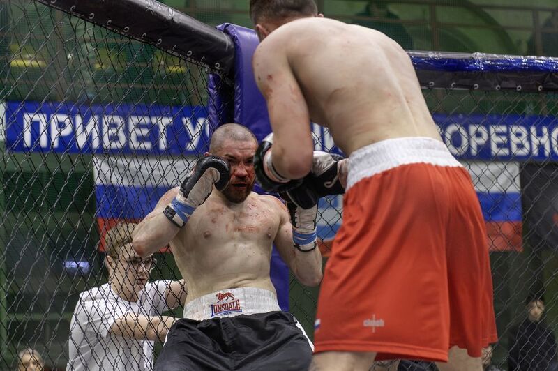 А он всё бьёт — здоровый, чёрт! — Я вижу: быть беде. Ведь бокс — не драка, это спорт Отважных и т. д. фото превью