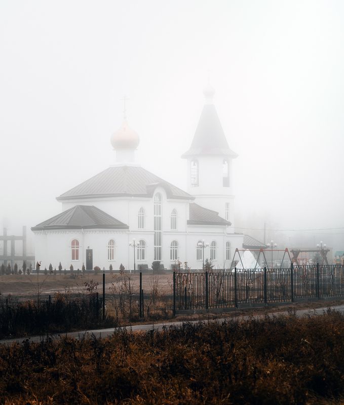 Туман и церковь фото превью