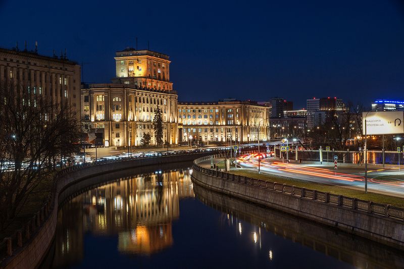 Москва ночь Яуза отражение в Яузе фото превью