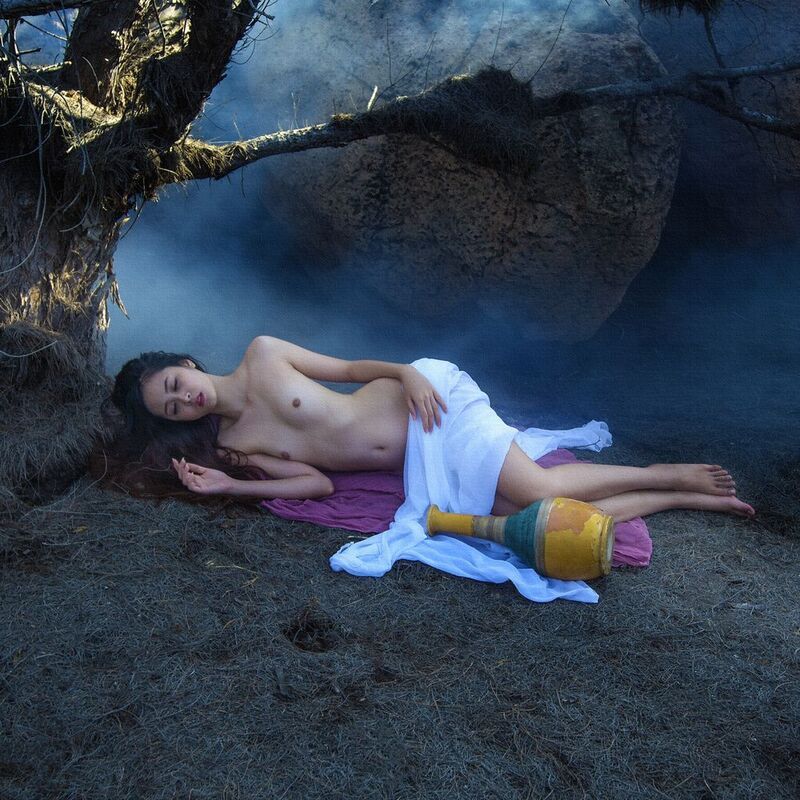 Dream under the ancient tree фото превью