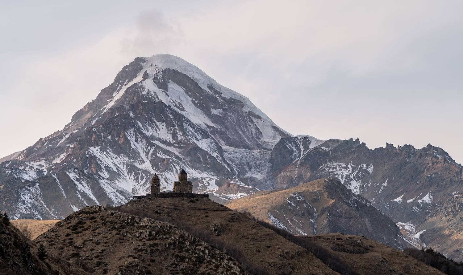 Грузия, Казбеги, Степанцминда, Троицкая церковь в Гергети, Gergeti Trinity Church, гора Казбек, Гаврилов Юрий