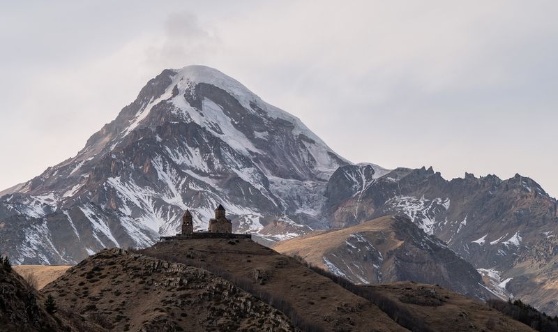 Грузия, Казбеги, Степанцминда, Троицкая церковь в Гергети, Gergeti Trinity Church, гора Казбек Грузия фото превью