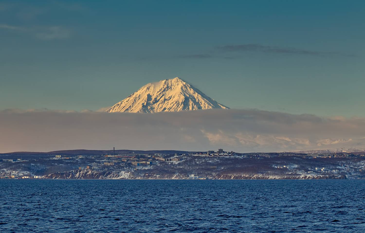 вечер, камчатка, корякский вулкан, туман, свет, весна, Евгений Паршуков