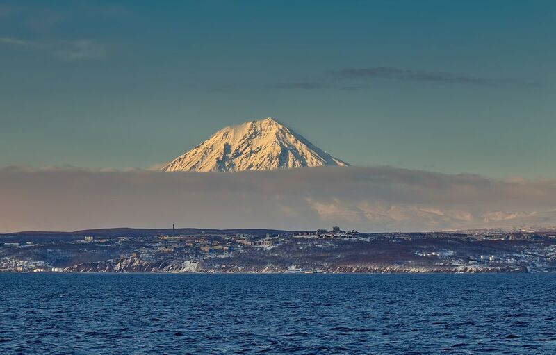 вечер, камчатка, корякский вулкан, туман, свет, весна Корякская Сопка (Корякский вулкан) фото превью