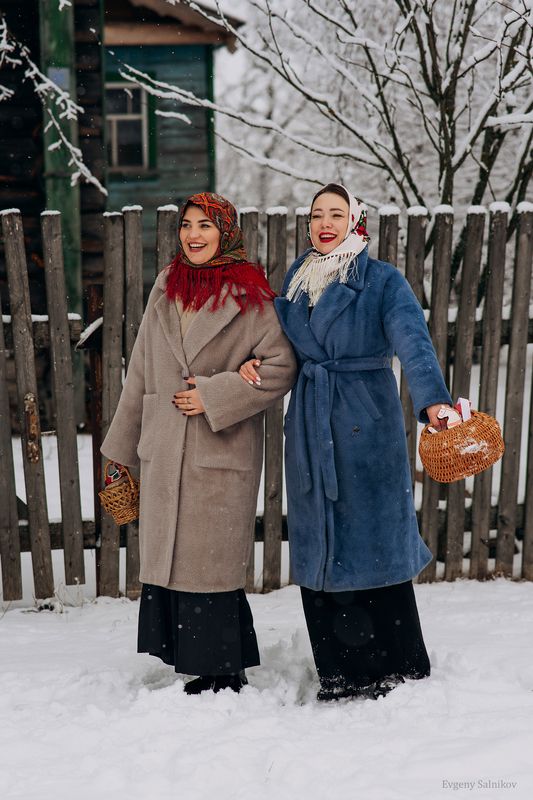 масленица лес снег стол блины девушки русские традиции Масленица фото превью