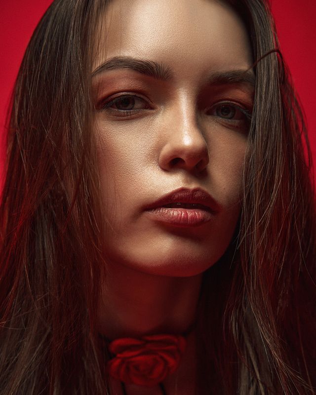 крупный, женский, портрет, на, красном, фоне, клозап, clothe-up Red / 2024 фото превью