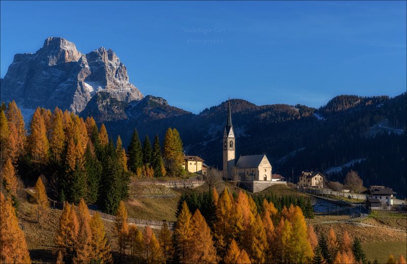 доломитовые альпы,италия,village,осень,mountain,деревня,scenery peak,церквушка,monte pelmo,santa lucia,тени,alps,лиственница,dolomites,свет,selva cadore,churh Красочная осень фото превью