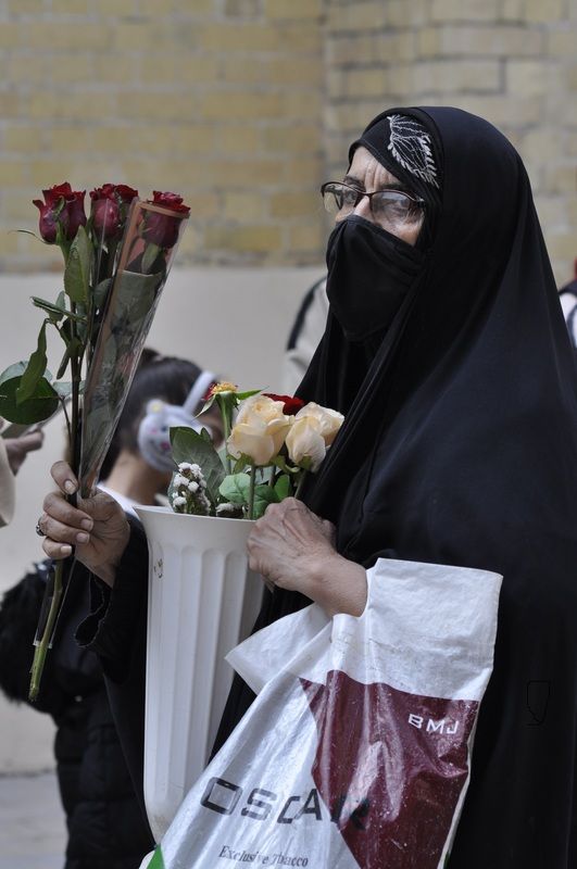 Who buys roses? фото превью