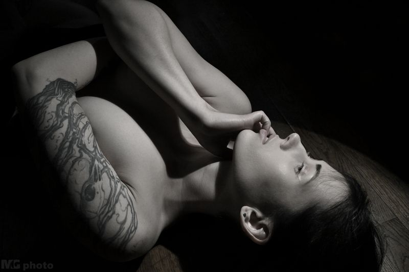 Low key portrait #02 фото превью