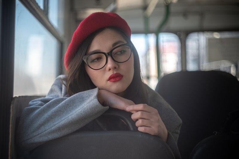 модель, берёт, очки, автобус, ретро, папижанка, девушка, азиатка, ногайцы ДЕВУШКА В БЕРЕТЕ фото превью