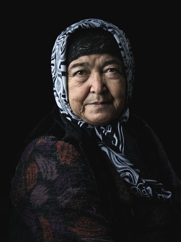 womens portrait  фото превью