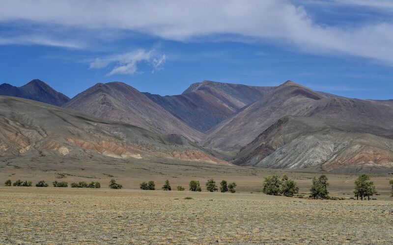 Разноцветные горы фото превью