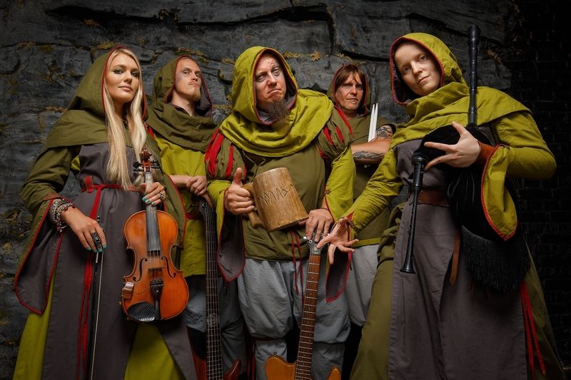 Тролль гнет ель! фото превью