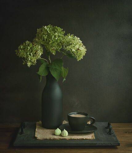 Чашка кофе с молоком и цветы