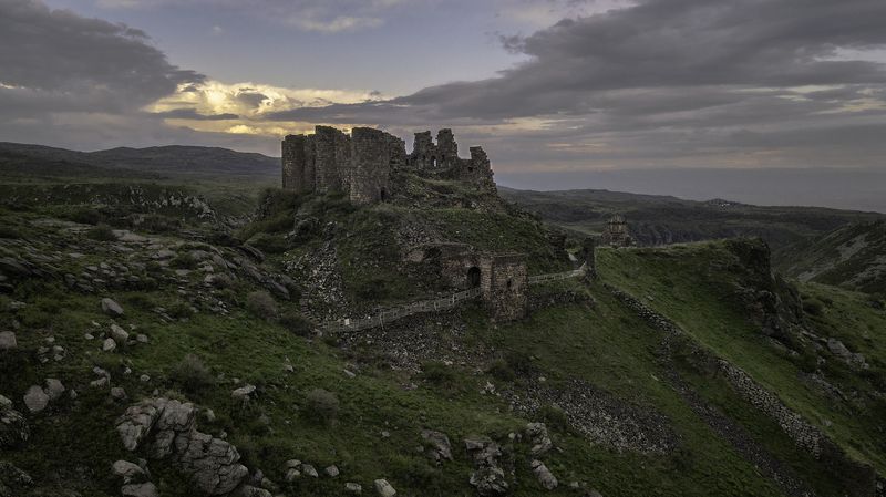 Армения, Арагацотнская область, гора Арагац, крепость-замок Амберд Крепость-замок Амберд фото превью