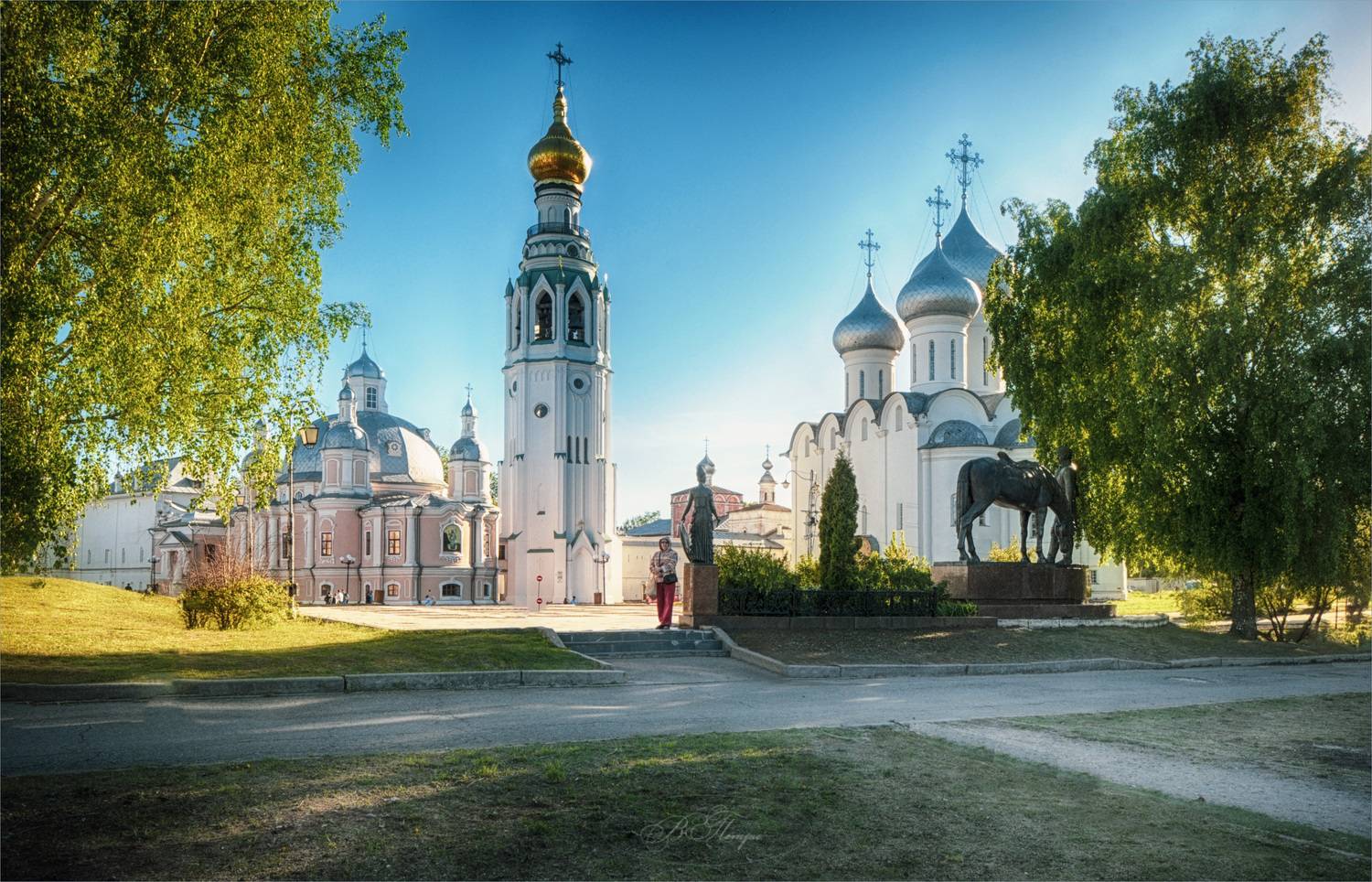 площадь церкви колокольни скульптура, Вера Петри