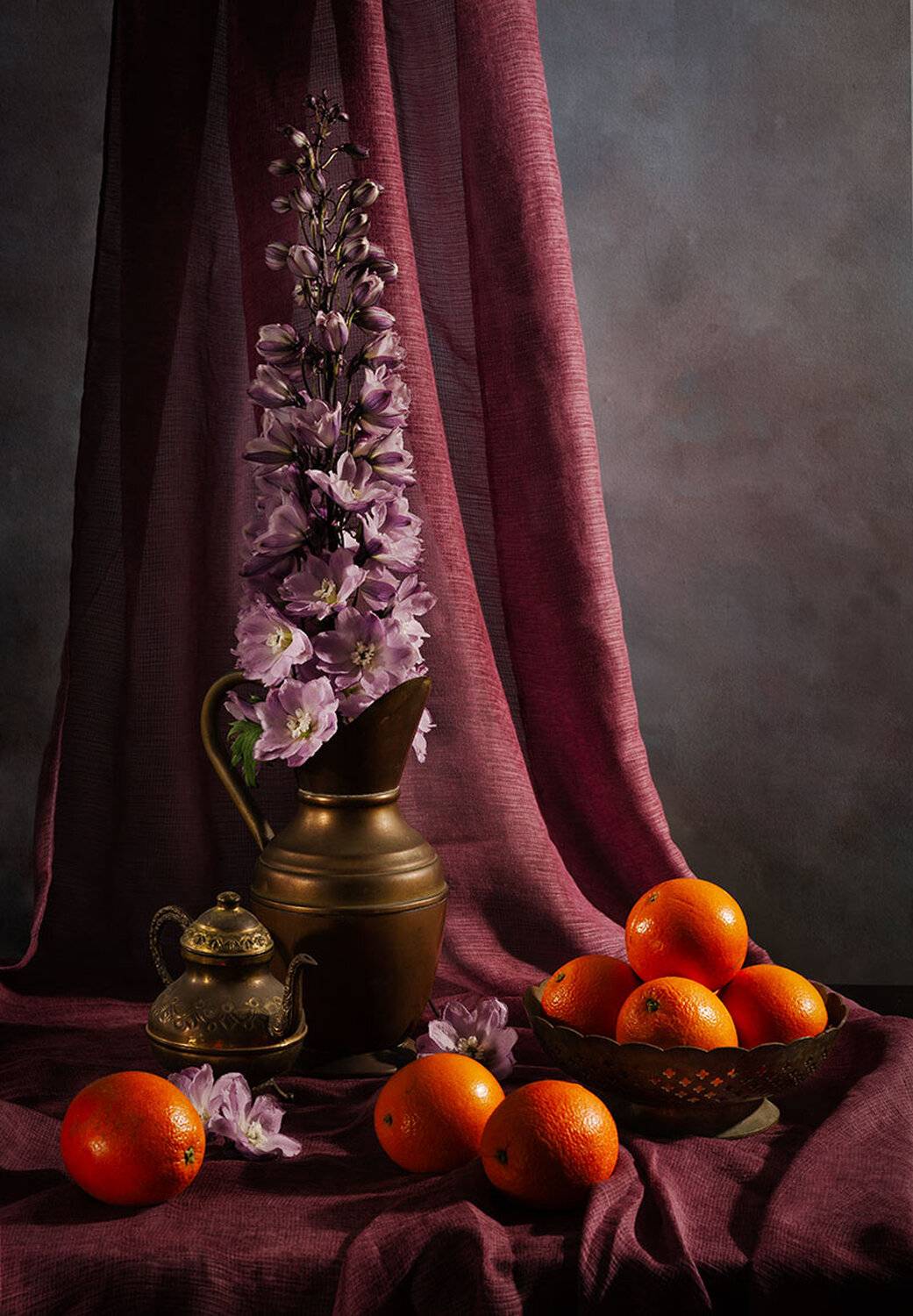 дельфиниум, апельсины, кувшин., Рут